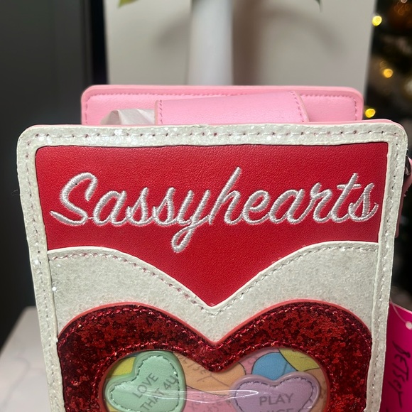 Betsey Johnson SASSY HEARTS XOSweets Valentines Candy Hearts Glitter Crossbody - Picture 3 of 13